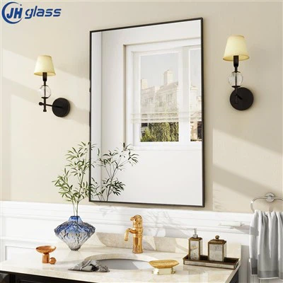 Siyah çerçeveli dikdörtgen banyo aynası